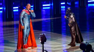 Aktor Dwayne Johnson (kiri) dan Kevin Hart menjadi pembawa acara MTV Movie Awards 2016  di Warner Bros Studios, California, (9/4). Uniknya Dwayne dan kevin mengenakan kostum Superman dan Batman saat membawakan acara tersebut. (CHRISTOPHER POLK/AFP)   