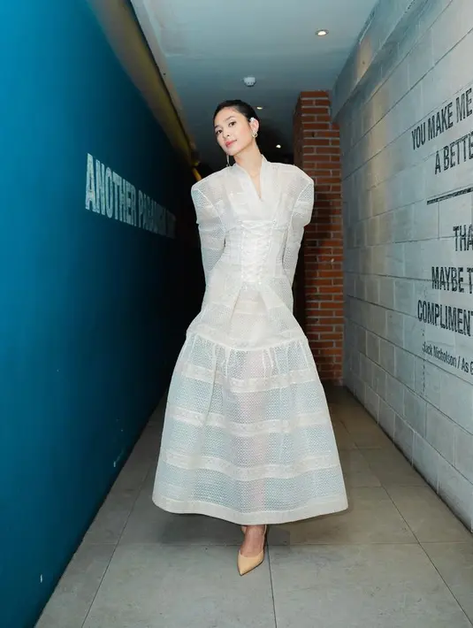 Pulang honeymoone, Mikha langsung  ke gala premiere filmnya dengan dress putih gading. Dress rancangan Saptodjodjokartiko ini membuat look-nya anggun dan canggih. [Foto: @miktambayong]