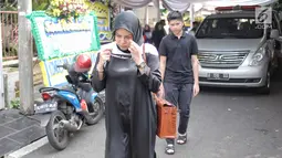 Olla Ramlan didampingi anaknya, Sean mendatangi rumah duka sang ayahanda, Muhammad Ramlan, kawasan Pondok Indah, Jakarta Selatan, Selasa (5/6). Ayahanda dari Olla Ramlan itu menghembuskan napas terakhirnya di usia 72 tahun. (Liputan6.com/Faizal Fanani)