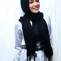 Ridho suami bagi seorang istri adalah ridho Ilahi. Begitulah yang diyakini oleh Dewi Sandra, karenanya ketika mendapatkan tawaran pekerjaan apapun, ia selalu mengharuskan ada ijin dari suaminya. (Andy Masela/Bintang.com)