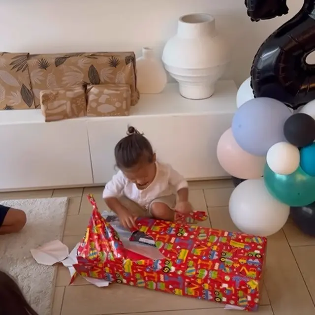 Momen ulang tahun anak ketiga Irfan dan Jennifer Bachdim, Kiyoji Kaynen Bachdim. Kini usianya 2 tahun. (Foto: Instagram Stories Jennifer Bachdim)