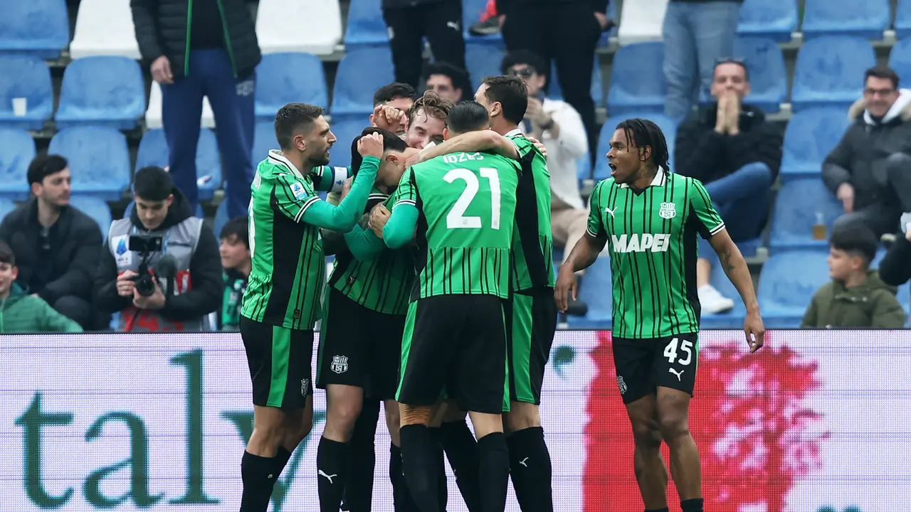 Skuad Sassuolo merayakan gol Kristian Thorstvedt ke gawang Atalanta di pekan ke-27 Liga Italia 2025/2026 di Mapei Stadium, Minggu (01/03/2026).