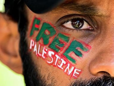 Seorang demonstran ikut serta dalam aksi unjuk rasa menentang Israel untuk menunjukkan solidaritasnya dengan rakyat Palestina, di luar kantor Perserikatan Bangsa Bangsa (PBB) di Colombo, Sri Lanka pada 20 Agustus 2025. (Ishara S. KODIKARA/AFP)