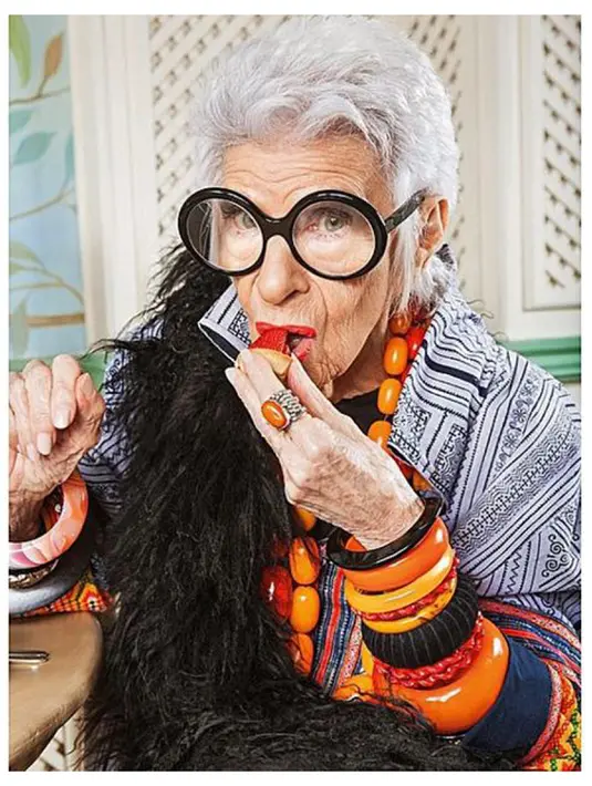Sebagai trademark busananya, Iris Apfel kerap mengenakan kacamata vintage bentuk bulat berukuran besar serta pilihan busana yang cenderung loose dan oversize. (instagram.com/iris.apfel)