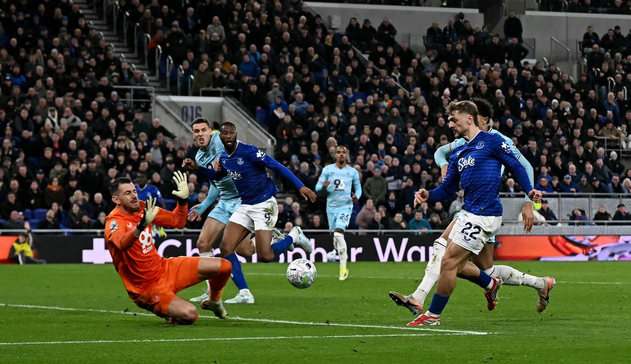 Gol pembuka Everton dilesatkan James Tarkowski pada menit ke-32. Kiernan Dewsbury-Hall kemudian menambah skor pada menit ke-60. (AFP/Paul Ellis)