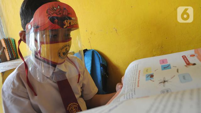 Terkendala Online, Siswa SD Belajar Tatap Muka di Teras Rumah