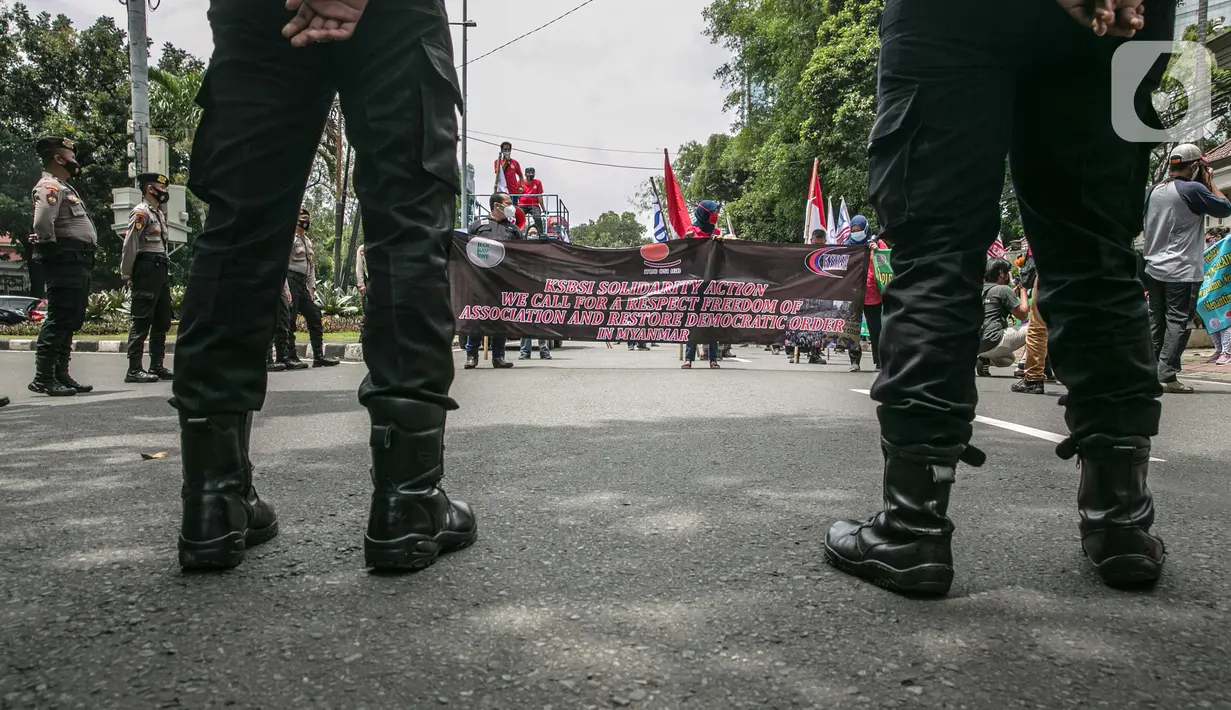 Sejumlah massa yang tergabung dalam KSBSI melakukan aksi solidaritas di depan Kedubes Myanmar, Jakarta, Rabu (10/3/2021). Dalam aksi solidaritas tersebut massa mengutuk keras atas kudeta militer dan mendesak penegakan demokrasi serta perlindungan HAM di Myanmar. (Liputan6.com/Faizal Fanani)