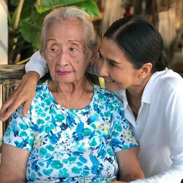 6 Momen Kedekatan Ayu Laksmi dengan Ibundanya, Pemeran Ibu 'Pengabdi Setan'
