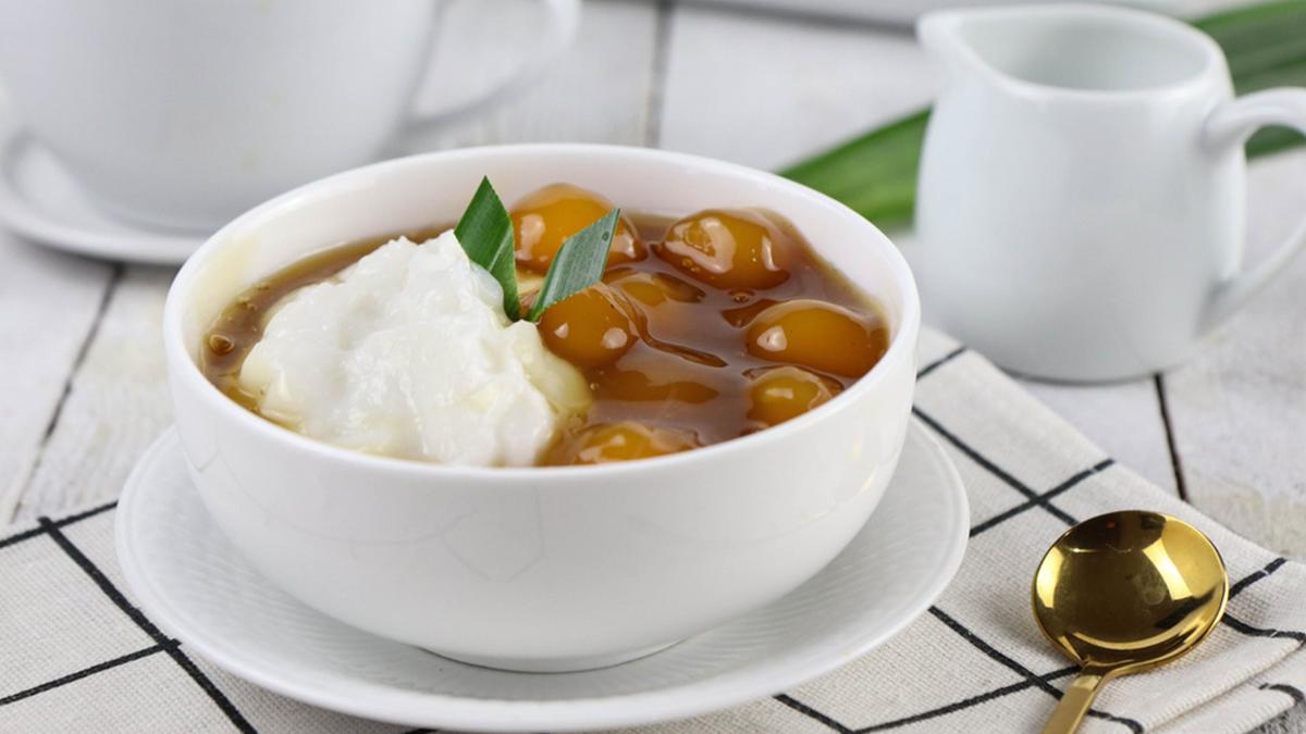 Bubur Candil Hangat: Seporsi Bubur Candil dengan bola-bola tepung ketan yang kenyal