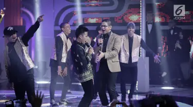 Aksi Fildan finalis asal kota Bau-Bau berduet dengan Pasha Ungu dalam Grand Final Dangdut Academy 4 atau D'Academy 4 di Studio 5 Indosiar, Jakarta, Jumat (19/5). (Liputan6.com/Faizal Fanani)