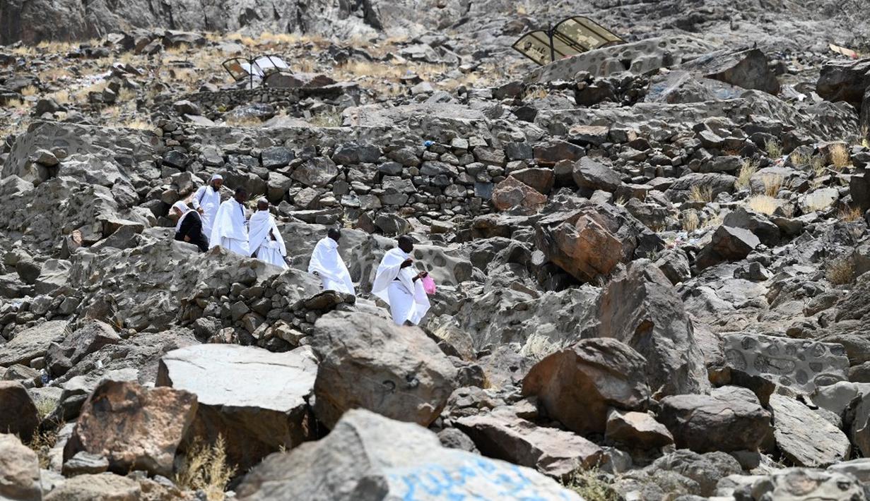 <p>Gua Hira berada di atas puncak Jabal Al-Nour atau biasa disebut sebagai Gunung Bercahaya. Jabal Al-Nour sendiri memiliki tinggi 642 meter serta menjadi salah satu tempat paling istimewa dan sering dikunjungi oleh jemaah haji maupun umrah di Kota Makkah. (Sajjad HUSSAIN/AFP)</p>