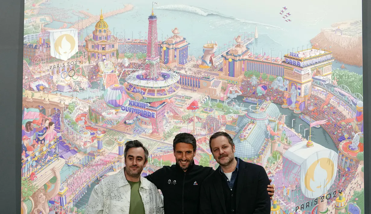 Ketua Panitia Penyelenggara Olimpiade dan Paralimpiade Paris 2024, Tony Estanguet (tengah) dan Kepala Desain Paris 2024 Joachim Roncin (kanan) menghadiri pembukaan poster resmi Olimpiade dan Paralimpiade Paris 2024 yang dibuat oleh seniman Prancis Ugo Gattoni (kiri) di museum Orsay (Musee d'Orsay) di Paris, Prancis, Senin (4/3/2024) waktu setempat. (AFP/Dimitar Dilkoff)
