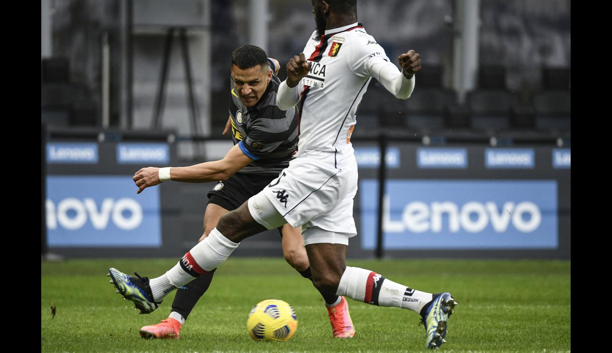 Gol ketiga Inter berawal dari tembakan Lukaku yang ditepis kiper, bola rebound mampu disambar Alexis Sanchez. (Foto: AFP/Filippo Monteforte)
