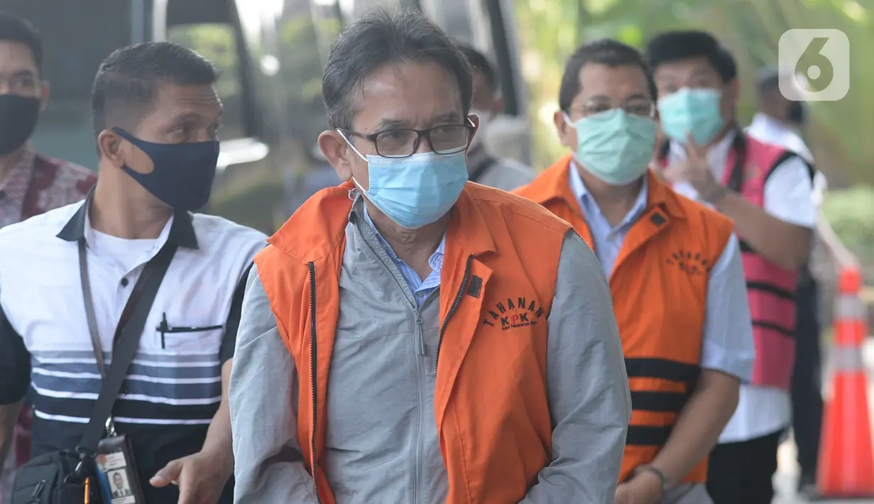 Mantan Dirut PT Dirgantara Indonesia, Budi Santoso (depan) dan Mantan Direktur Niaga PT Dirgantara Indonesia, Irzal Rinaldi Zailani tiba di Gedung KPK, Jakarta, Jumat (26/6/2020). Kedua tersangka tersebut akan menandatangani berkas perpanjangan masa penahanan. (merdeka.com/Dwi Narwoko)