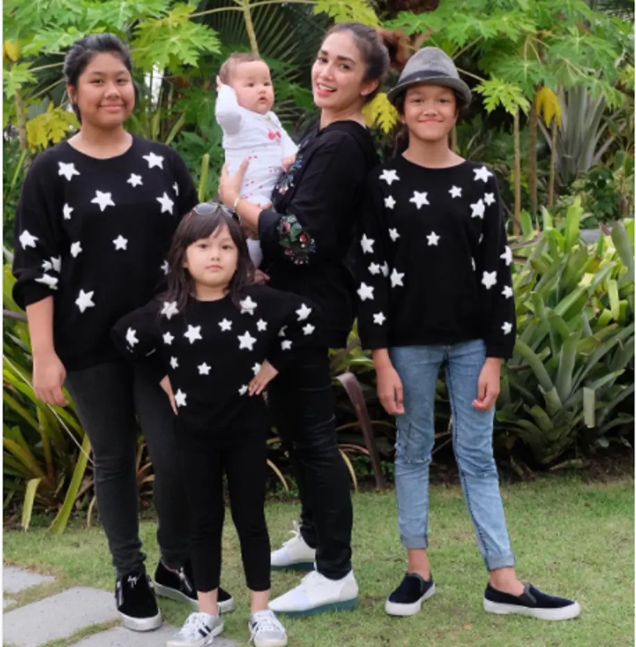 Ussy Sulistiawaty bersama anak-anaknya. (Instagram/ussypratama)