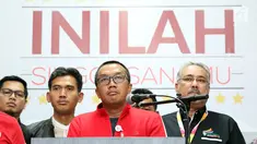 Menpora Imam Nahrawi (kedua kanan) saat memberi keterangan terkait OTT yang dilakukan oleh KPK tentang dana hibah Kemenpora ke KONI, di Jakarta, Rabu (19/12). Dalam keterangannya Imam meminta maaf kepada masyarakat. (Liputan6.com/Helmi Fithriansyah)