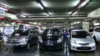 Aktivitas tempat penjualan mobil bekas di kawasan WTC Mangga Dua, Jakarta, Jumat (10/6). Sedangkan harga mobil bekas mengalami penurunan di bulan Ramadan tahun ini. (Liputan6.com/Angga yuniar)