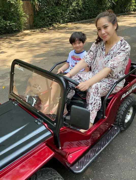 Dalam tayangan YouTube Channel Daniel Mananta Network, istri Raffi Ahmad ini menceritakan doa yang selalu dipanjatkan. Ia meminta seorang suami yang bisa memimpinnya ke arah yang lebih baik. (Instagram/raffinagita1717)