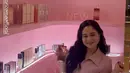Tissa Biani tampil manis dengan dress pink lengan pendek. Dress berkerah tersebut memiliki aksen belt yang dihiasi bunga mawar. [Adinda/Fimela]