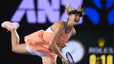 Petenis Russia, Maria Sharapova  melakukan servis saat melawan petenis AS Lauren Davis pada hari ke-5 turnamen tenis Australian Open 2016  di Melbourne, Jumat (22/1/2016).  (AFP/Greg Wood)