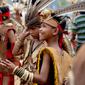 Sejumlah warga suku Dayak bersiap meriahkan pagelaran Karnaval Katulistiwa di Pontianak, Kalimantan Barat, Sabtu (22/8/2015). Kegiatan ini dalam rangka memperingati Hari Ulang Tahun (HUT) ke-70 Kemerdekaan Republik Indonesia. (Liputan6.com/Faizal Fanani)