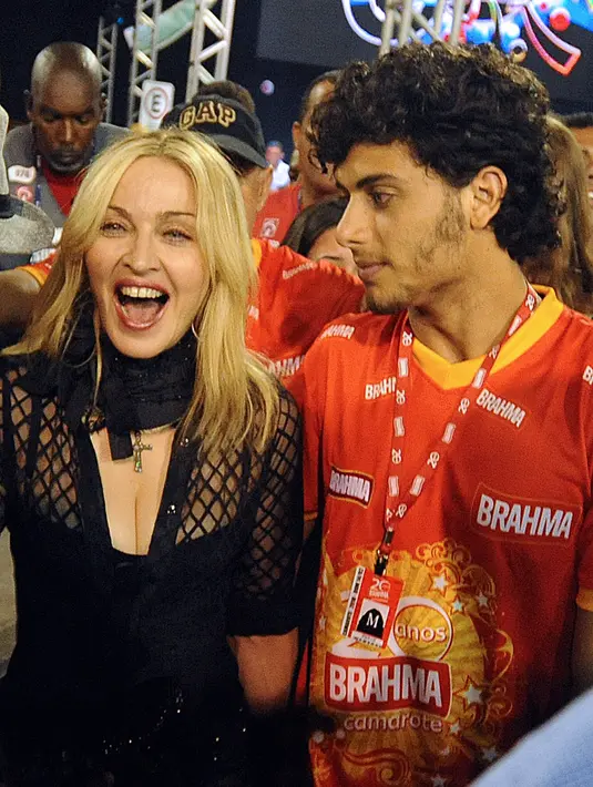 Madonna dan Jesus Luz. Perbedaan usia: 28 tahun. Madonna dan model asal Brasil ini memulai hubungan pada tahun 2008. Namun akhirnya mereka berpisah dikarenakan kurangnya rasa kepentingan untuk bersama. (AFP/Bintang.com)