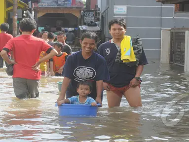 Hujan yang mengguyur Jakarta sejak Minggu (8/2) lalu, membuat Waduk Ria Rio meluap. Imbasnya, perkampungan Pendongkelan tergenang air hingga paha orang dewasa, Jakarta, Selasa (10/2/2015). (Liputan6.com/Herman Zakharia)