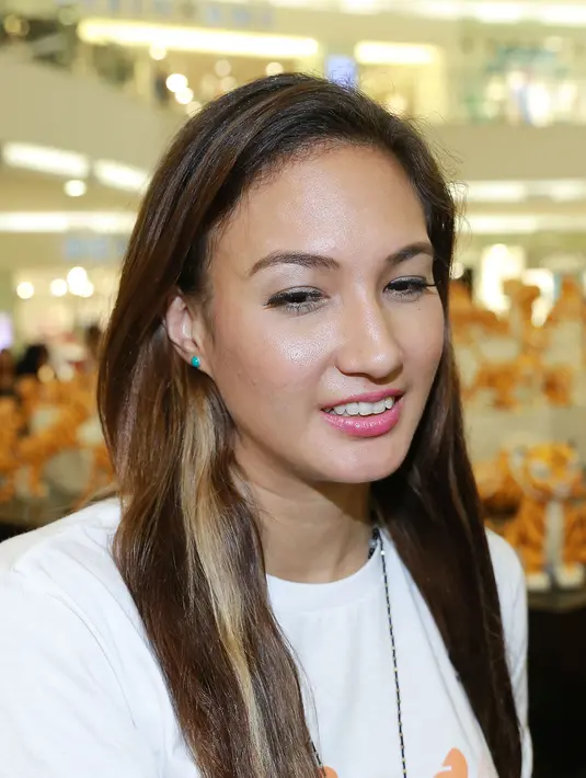 "Hari ini semua negara speek out tentang harimau, bicara kepunahan. Harimau Bali, harimau Jawa kita sudah ga punya. Kita tinggal punya harimau Sumatera," kata Nadine Chandrawinata. (Galih W Satria/Bintang.com)