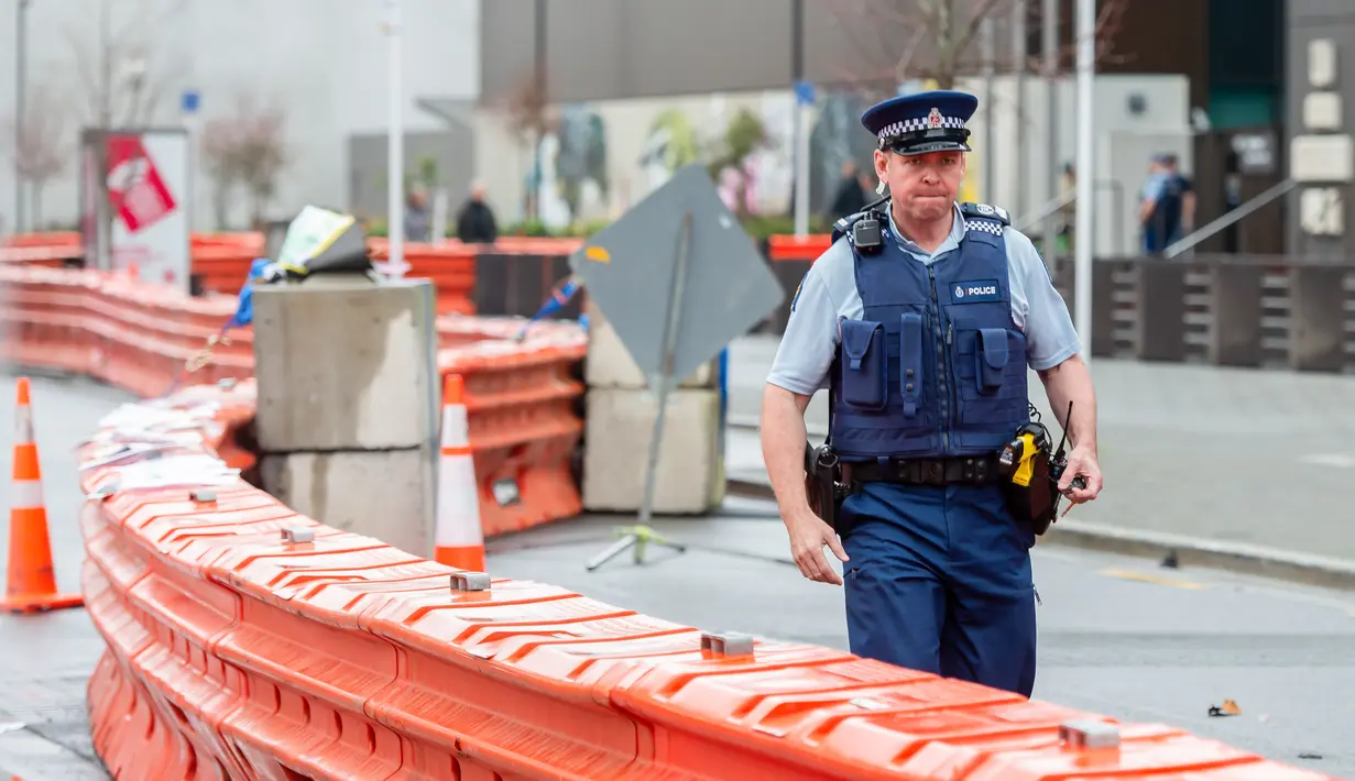 Polisi berjaga di luar pengadilan di Christchurch, Selandia Baru, 24 Agustus 2020. Pengadilan Tinggi di Christchurch memulai sidang putusan terhadap pelaku penembakan di masjid Christchurch.(Xinhua/Zhu Qiping)