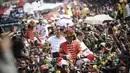 Presiden dan Wakil Presiden Jokowi-Jusuf Kalla dengan cerah ceria menyapa masyarakat di bawah sinar matahari nan terik, Jakarta, (20/10/14). (Liputan6.com/Faizal Fanani) 