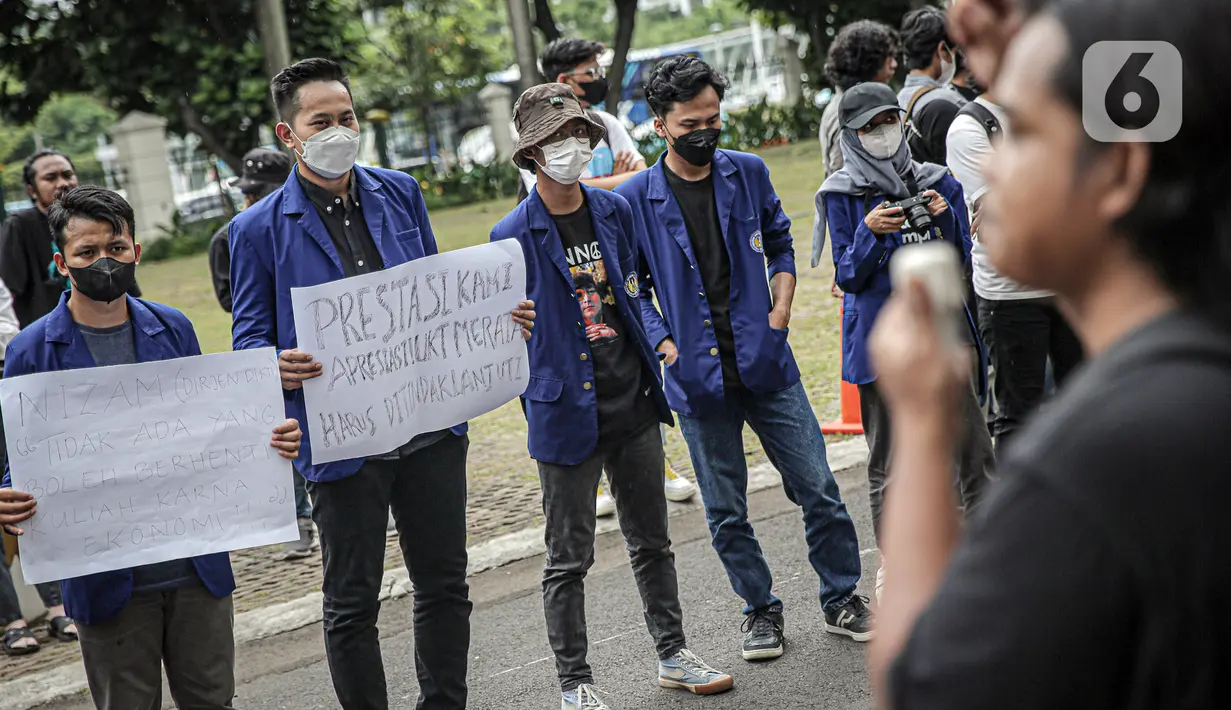 Sejumlah mahasiswa UNY berjalan berorasi saat menggelar aksi di depan Gedung Kemendikbud, Jakarta, Jumat (10/2/2023). Dengan memaksa masuk untuk melakukan aksi di dalam lingkungan Kemendikbud, mahasiswa UNY memberikan baju dansa sebagai bentuk protes terkait mahalnya biaya kuliah di Indonesia. (Liputan6.com/Faizal Fanani)