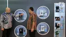 (ki-ka) Country General Manager Beko Indonesia, Ali Cagri Gonculer dan Sales Director Beko Indonesia, Arief Setiawan berbincang di booth home appliances asal Turki, Beko, pada gelaran IndoBuildTech di ICE BSD, Tangerang, Selasa (22/03/2022). (Liputan6.com/Fery Pradolo)