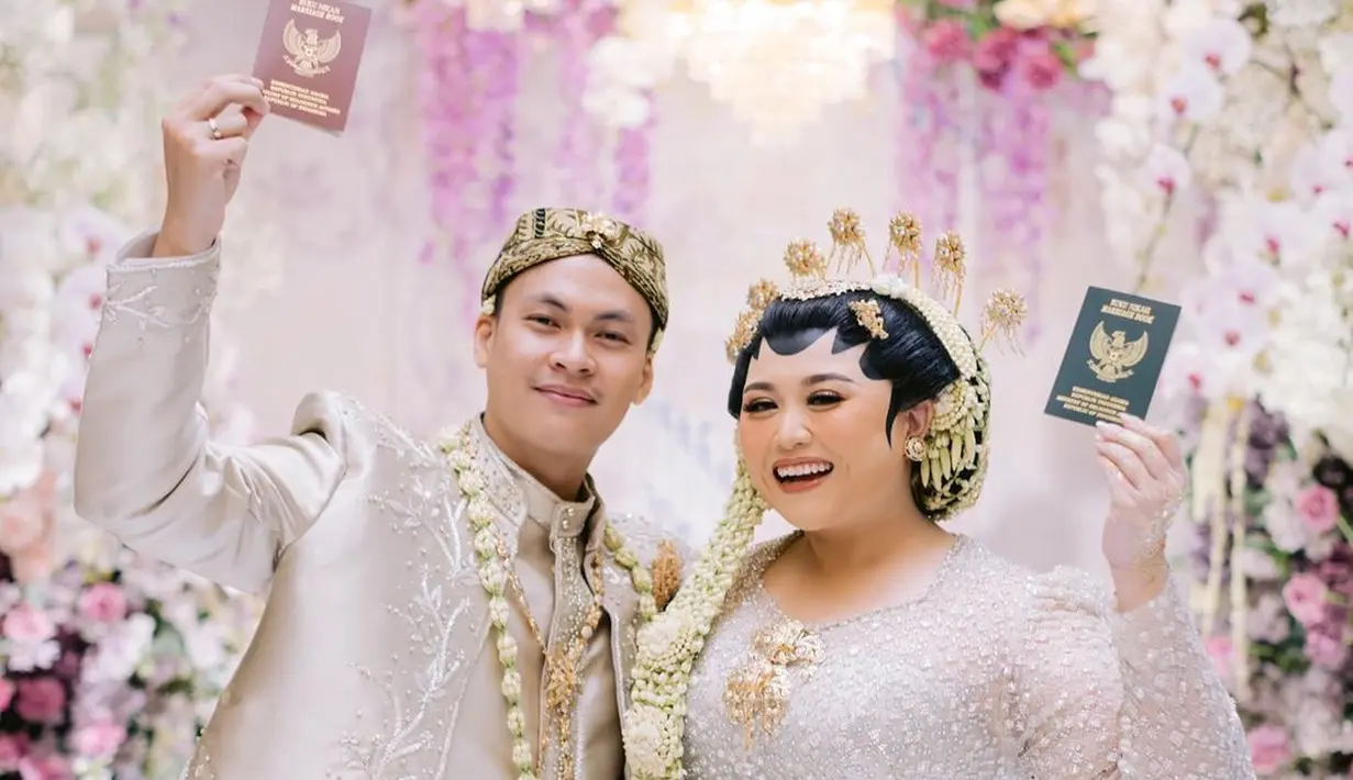 <p>Clarissa Putri tampil mengenakan kebaya brokat warna putih gading dari Christie Basil. Dipadukan dengan bros keemasan. Kebaya tersebut full dihiasi crystal, dengan motif-motif bermakna dari wayang, phoenix batik Jawa, hingga pattern atap masjid Mekah. [@venemapictures].</p>