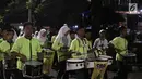 Marching band saat pawai obor di kawasan Mampang Prapatan, Jakarta, Sabtu (12/5). Pawai obor berkeliling dari Pejatan sampai Warung Buncit menyambut Ramadan 1439 H. (Liputan6.com/Herman Zakharia)
