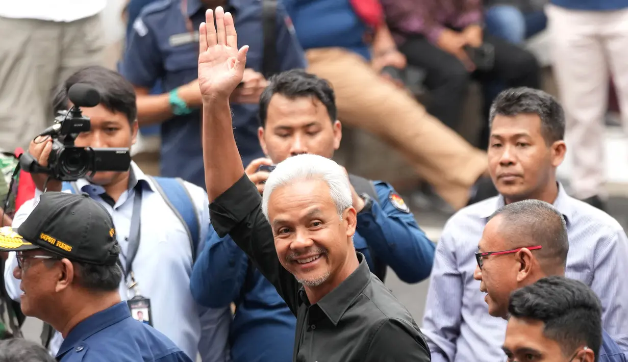 Calon presiden dengan nomor urut 3, Ganjar Pranowo (tengah) melambaikan tangan saat tiba untuk menghadiri "Deklarasi Kampanye Pemilu Damai" di Gedung Komisi Pemilihan Umum (KPU), Jakarta, Senin, 27 November 2023. (AP Photo/Tatan Syuflana)