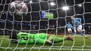 Pemain Manchester City Erling Haaland mencetak gol ke gawang RB Leipzig pada pertandingan sepak bola leg kedua babak 16 besar Liga Champions di Etihad Stadium, Manchester, Inggris, 14 Maret 2023. Laga berakhir 7-0 dan membawa Manchester City lolos ke perempat final Liga Champions dengan agregat 8-1. (Nick Potts/PA via AP)
