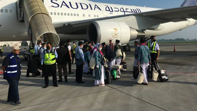 Wakil Presiden RI, Ma’ruf Amin, melepas calon jemaah haji kloter pertama  dari Embarkasi Surabaya, Sabtu 4 Juni 2022, dari Bandara Internasional Juanda Surabaya (Liputan6.com/Delvira Hutabarat)