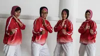Tim kempo putri DKI Jakarta, tampil untuk kelas embu beregu putri pada PON XIX Jawa Barat di GOR Sasana Budaya Ganesha, Bandung, Selasa (27/9/2016). (Bola.com/Vitalis Yogi Trisna)