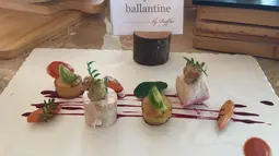 Pelbagai makanan disajikan dalam bentuk mini agar dapat dirasakan semua kenikmatannya. (Liputan6.com/Unoviana Kartika Setia)