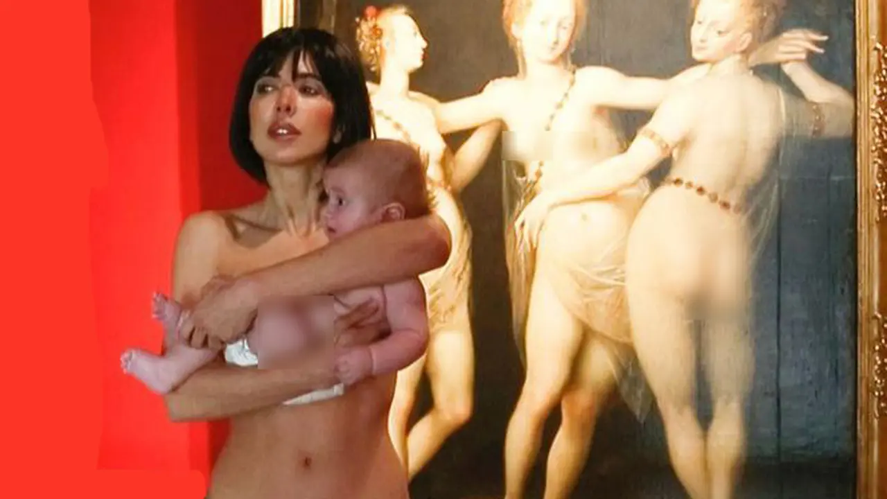 Wow, Wanita Ini Bugil Saat Mengunjungi Pameran Seni