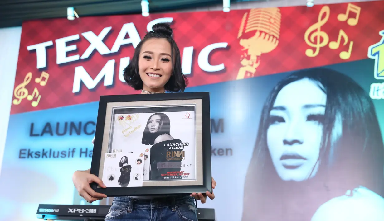 Di tengah kebahagiaannya, Rinni Wulandari bersedih karena terserang penyakit radial tenosynovitis. Penyakit yang disebabkan dari perubahan hormon itu membuat jempolnya sakit saat digerakkan. (Nurwahyunan/Bintang.com)