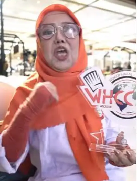<p>Sisca Soewitomo, menerima plakat di acara Road to World Halal Chef Competition 2023. (Foto: Instagram/@sisca.soewitomo)</p>