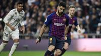Gol pertama Luis Suarez lewat tendangan penalti pada laga semfinal Copa Del Rey yang berlangsung di stadion Santiago Bernabeu, Madrid, Kamis (28/2). Barcelona menang 3-0 atas Real Madrid. (AFP/Oscar Del Pozo)