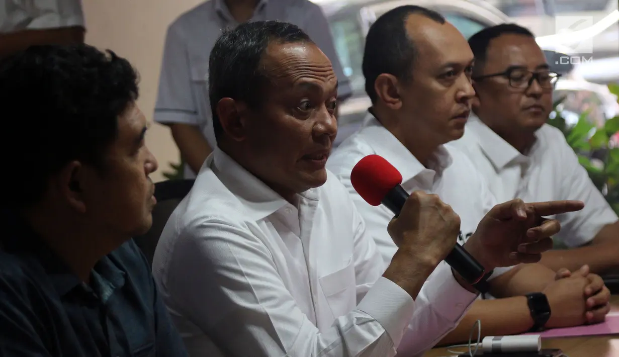 Kabareskrim Irjen Pol Areif Sulistyanto (dua kiri) bersama Direktur Tindak Pidana Siber Bareskrim Polri Brigjen Pol Albertus Rachmad Wibowo (kedua kanan) memberi keterangan terkait pencurian data nasabah, Jakarta, Selasa (28/8). (Liputan6.com/JohanTallo)