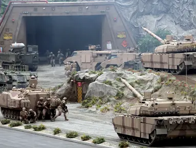 Tentara Uni Emirat Arab (UEA) menggelar latihan militer saat pembukaan Pameran dan Konferensi Pertahanan Internasional (IDEX) di Abu Dhabi, UEA, Minggu (17/2). IDEX adalah pameran pertahanan khusus terbesar di kawasan Timur Tengah dan Afrika Utara. (AFP)