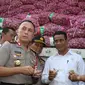 Menteri Pertanian Amran Sulaiman memperlihatkan bawang putih yang diimpor dari Tiongkok saat operasi pasar di Pasar Induk Kramat Jati, Rabu (17/5). Sebanyak 9.000 ton bawang putih dijual dengan harga Rp 25 ribu per kg. (Liputan6.com/Immanuel Antonius)