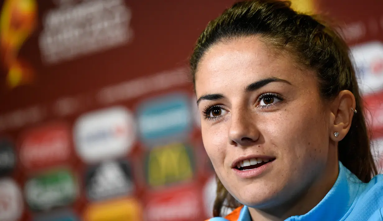 Pemain tengah Belanda Danielle van de Donk berbicara dalam sebuah konferensi pers  jelang semifinal UEFA Women Euro 2012 melawan Inggris di Enschede (2/8). (AFP Photo/John Thys)