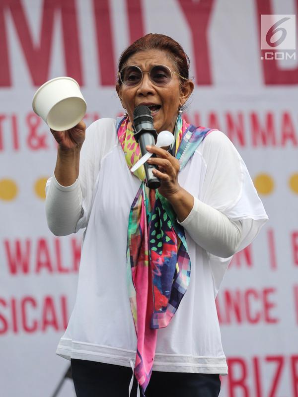 Menteri KKP Susi Pudjiastuti membawa mangkuk kertas saat memberikan sambutan acara Family Day AGP di Pasar Akhir Pekan SCBD, Jakarta, Minggu (25/11). Susi mengatakan plastik susah terurai dan menjadi penyumbang sampah terbesar. (Liputan6.com/Fery Pradolo)