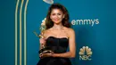 Zendaya berpose usai meraih penghargaan aktris utama terbaik dalam serial drama 'Euphoria' pada ajang Emmy Awards 2022 di Microsoft Theater, Los Angeles, Amerika Serikat, 12 September 2022. Sekadar informasi, Zendaya adalah aktris termuda yang memenangkan kategori tersebut pada 2020. (AP Photo/Jae C. Hong)