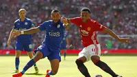 Anthony Martial (kanan) berebut bola dengan pemain Leicester City Danny Simpson. (Reuters / John Sibley)